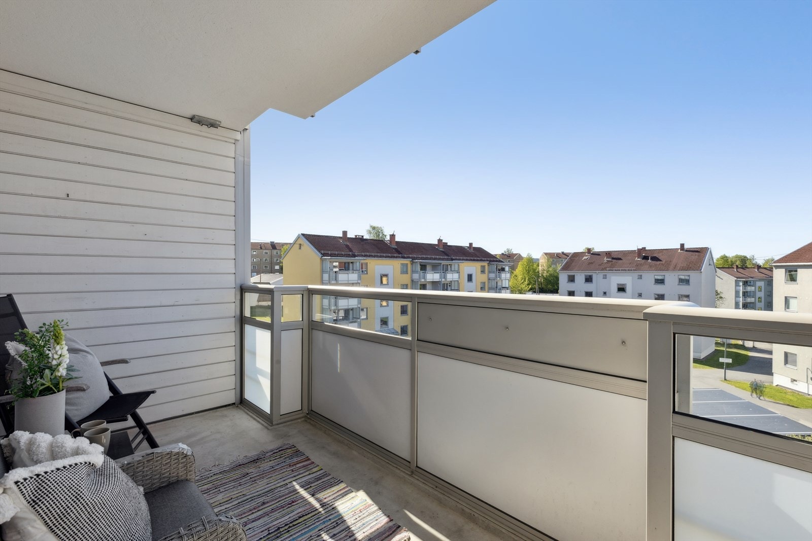 Balkongen har plass til en mindre sittegruppe - perfekt for å nyte morgenkaffen eller lune sommerkvelder. Galleribilde