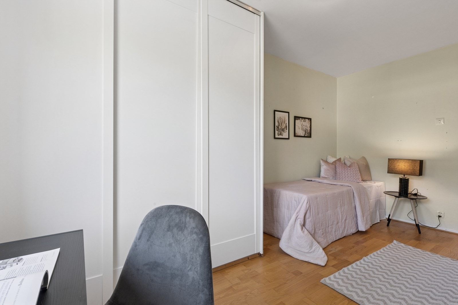 det andre soverommet har god oppbevaringsplass, som sørger for et ryddig uttrykk. Galleribilde