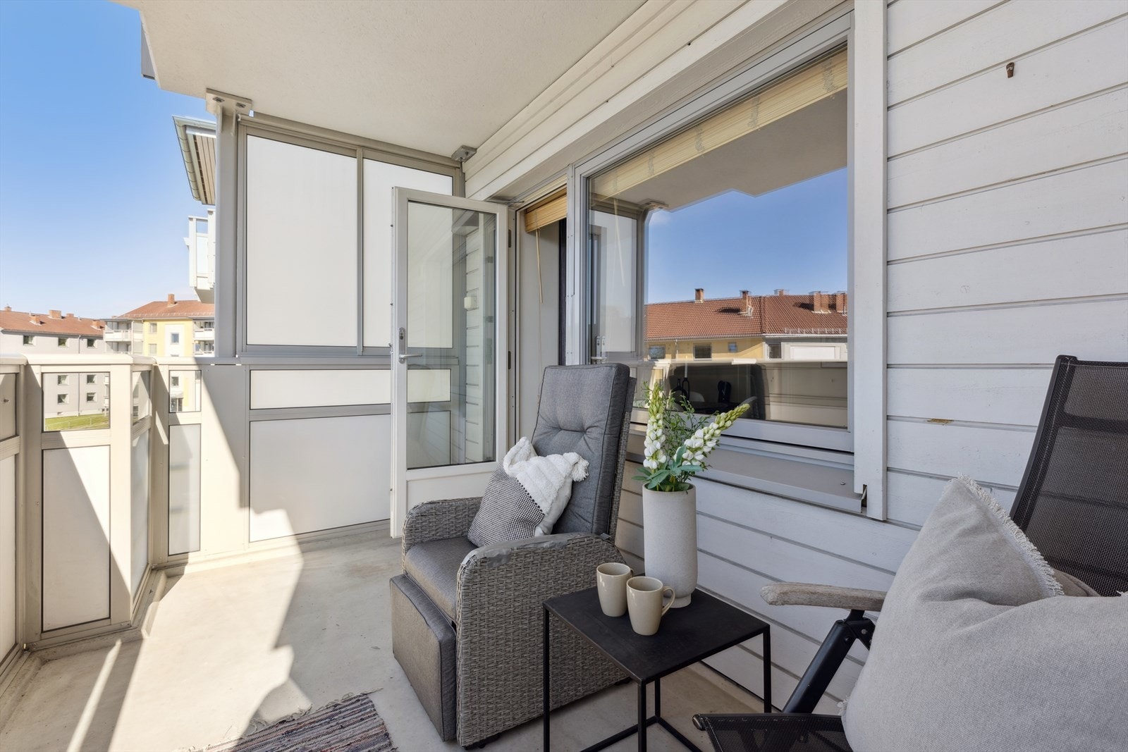 Fra stuen er det utgang til en romslig balkong på ca. 7,4 m² med solide stål- og betongkonstruksjoner. Galleribilde