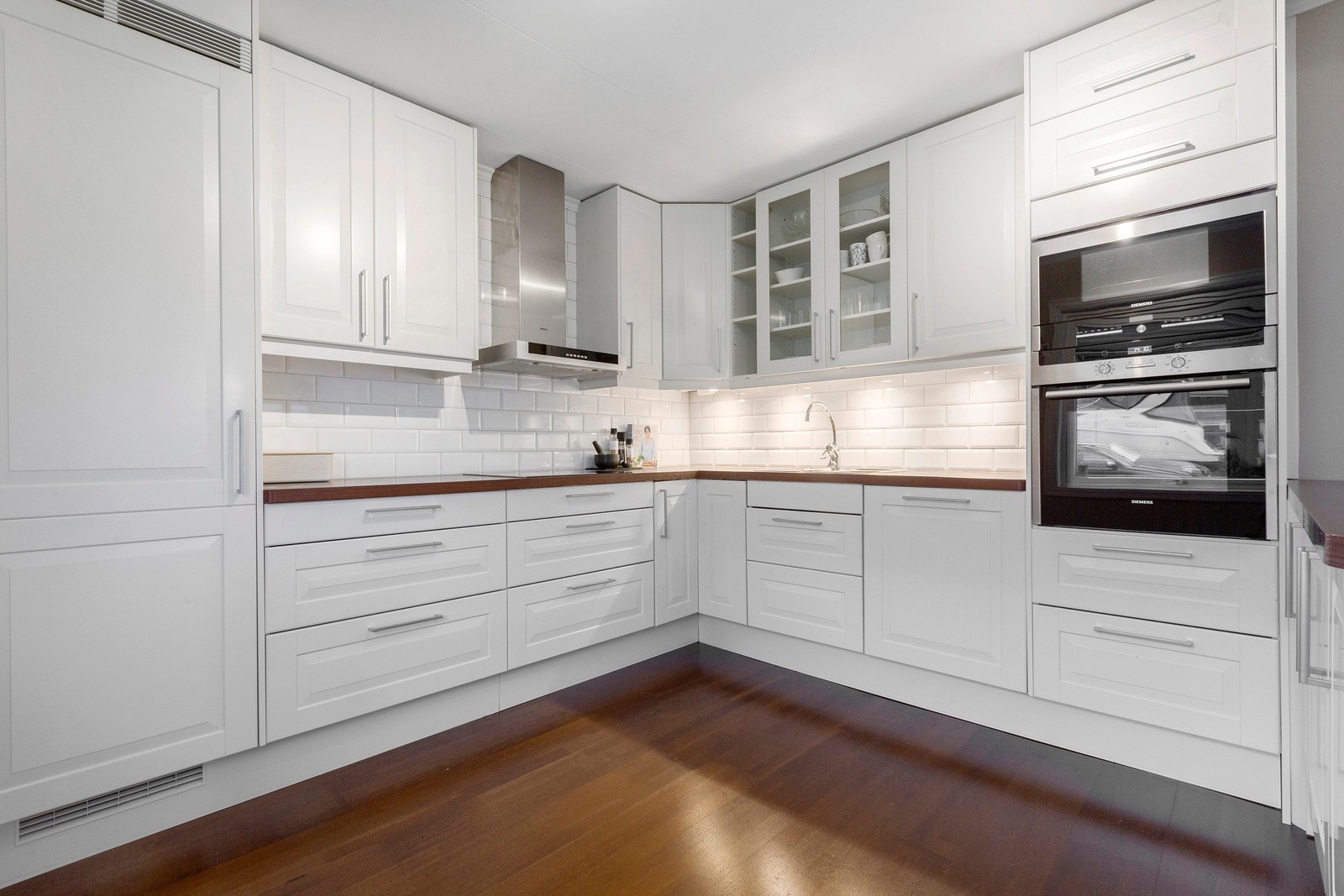 Moderne kjøkken fra 2010 med integrerte hvitevarer fra Siemens Galleribilde