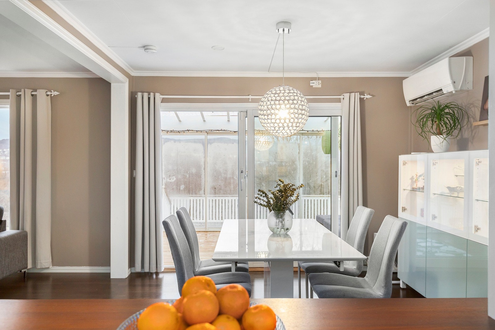 Ut gjennom spisestuen kommer du direkte til en flott vinterhage og boligens store terrasse. Galleribilde