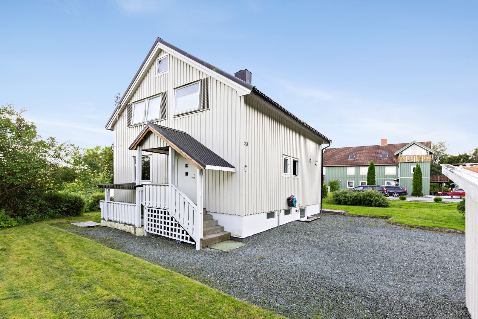 Tomten er på ca 1,1 mål med en pent opparbeidet hage og en eldre dobbelt garasje brukt til lagringsplass Galleribilde