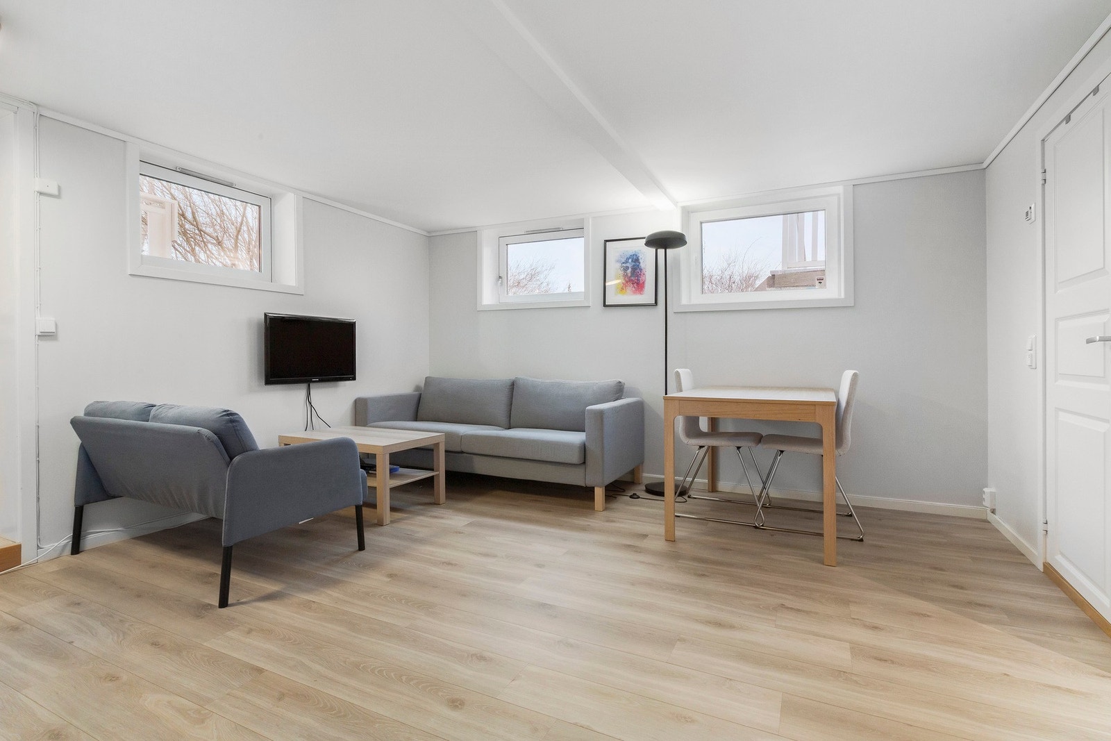 Utleiemulighet i underetasje med egen inngang. Denne er utleid for kr 11 000,- pr.mnd. Galleribilde