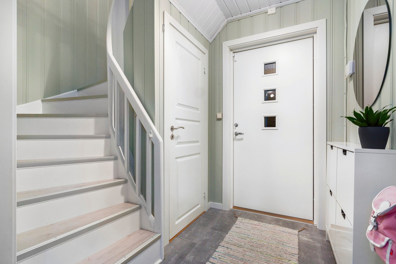 Entré med nyere inngangsdør. Oppgang til 2.etasje og nedgang til kjellerbod. Galleribilde