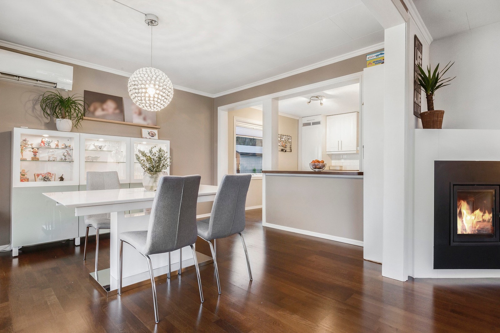 Huset varmes gjennom en vedovn som ble satt inn i 2013, elektrisitet og en varmepumpe. Galleribilde