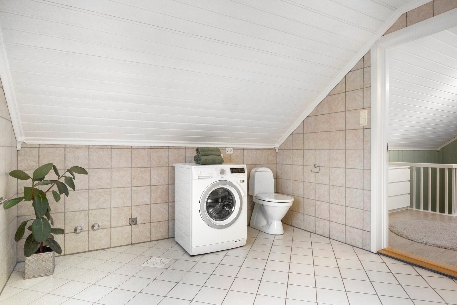 Badet er på hele 8 kvm, har opplegg til vaskemaskin og varmekabler i gulv. Galleribilde