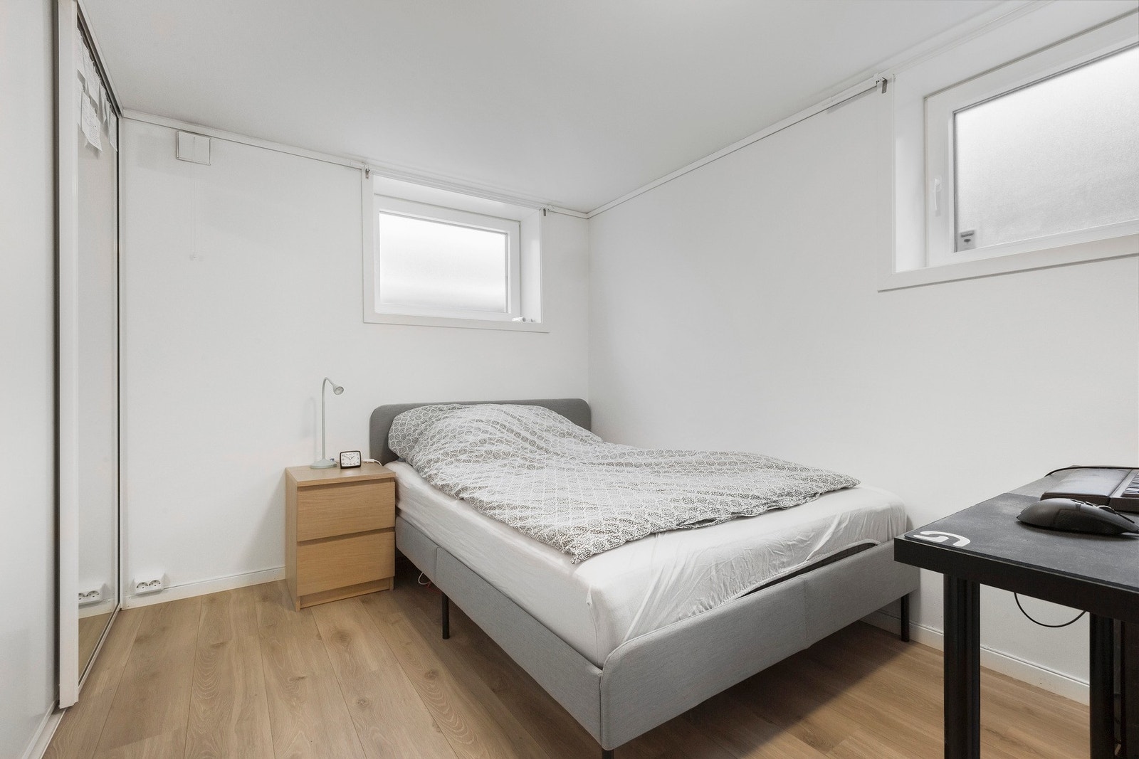 Soverom på 9,5 kvm med skyvedørsgarderobe og passende plass til skrivebord. Galleribilde