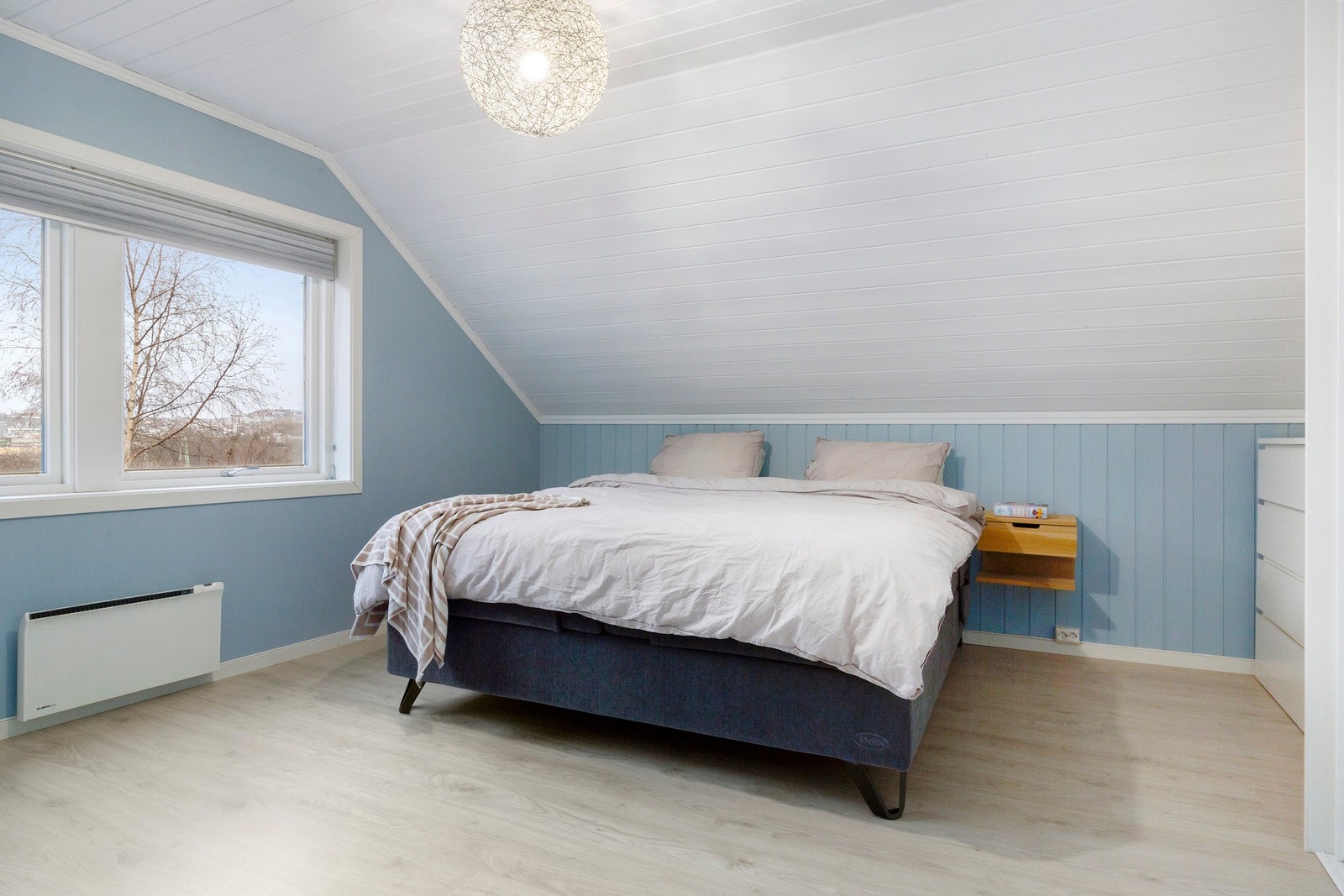 Stort hovedsoverom på 15 kvm med god plass til en skikkelig dobbeltseng og garderobeløsning. Galleribilde