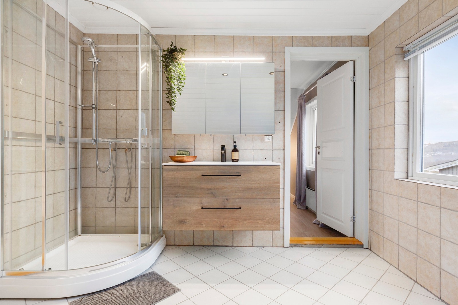 Pent flislagt bad med nyere dusjkabinett og baderomsinnredning. Galleribilde