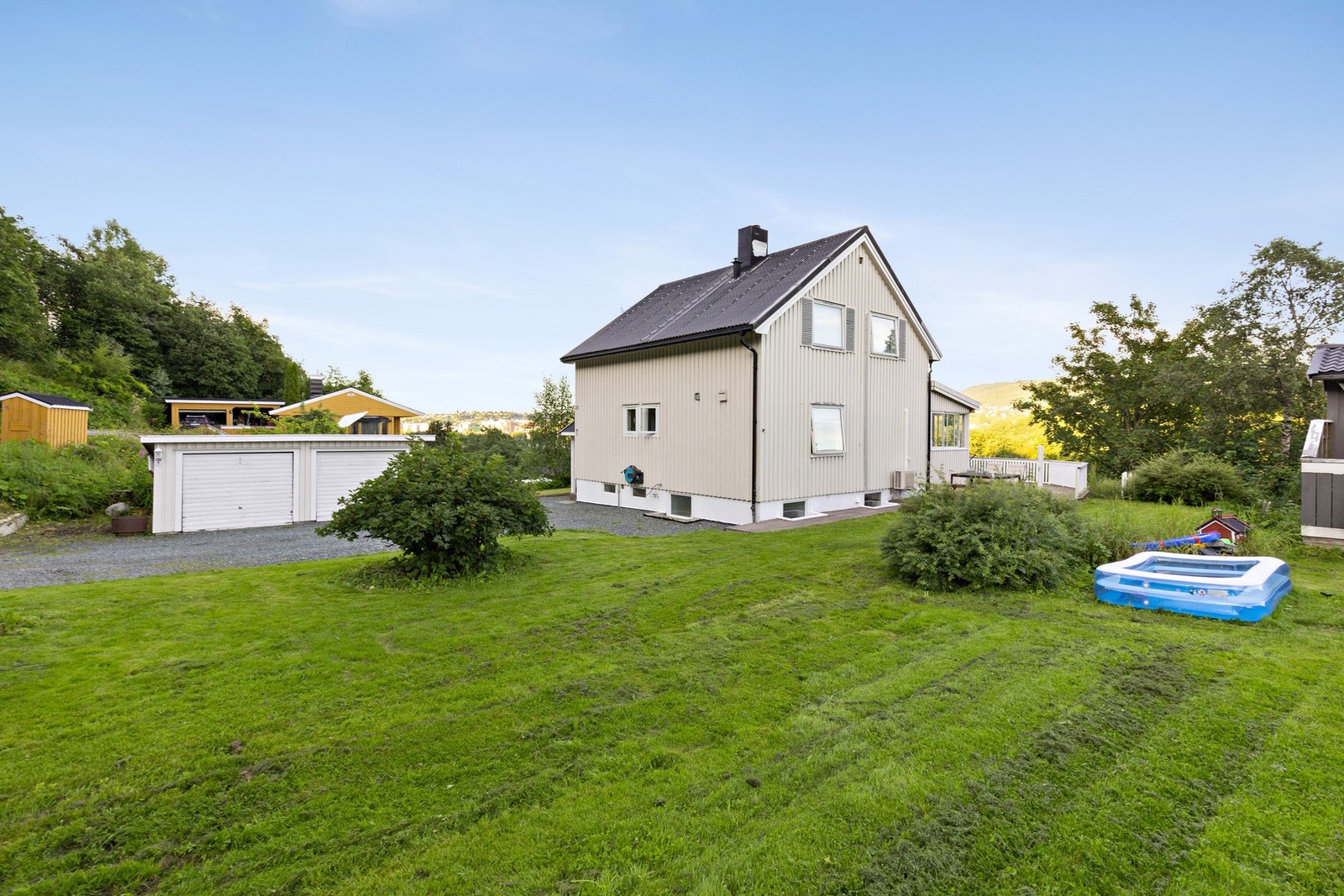 Eiendommen befinner seg i enden av Magasinvegen på Selsbakk i et trygt og rolig familieområde. Galleribilde