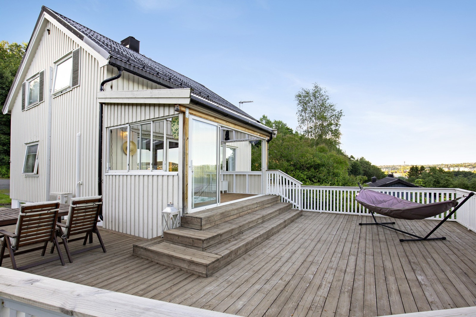 54 kvm stor terrasse med svært gode utsiktsforhold. Galleribilde