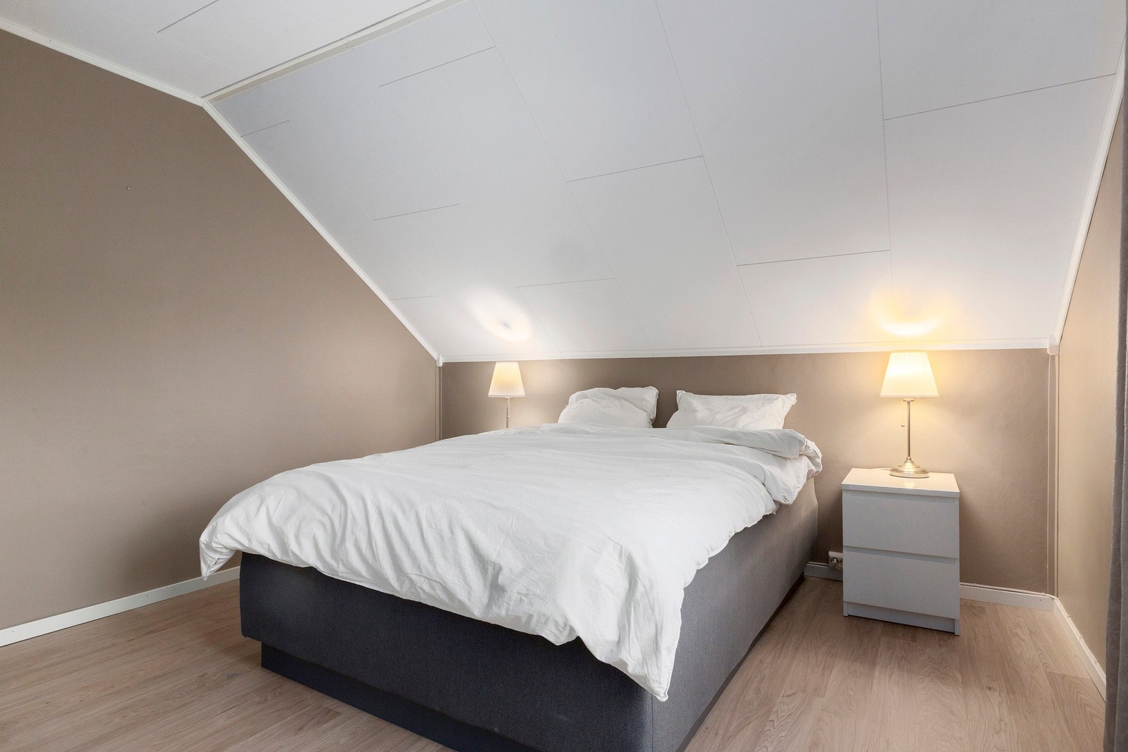 11 kvm soverom med nytt gulv og nye vegger. Galleribilde