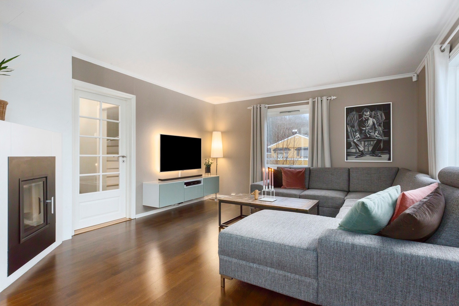 Stue og spisestuen rommer nesten 30 kvm så her får du plass til en stor sittegruppe. Galleribilde