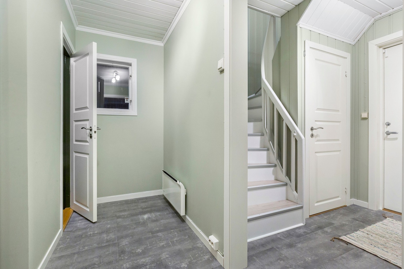 I gangen i 1.etasje finner du også et toalettrom, samt en ny skyvedørsgarderobe. Galleribilde