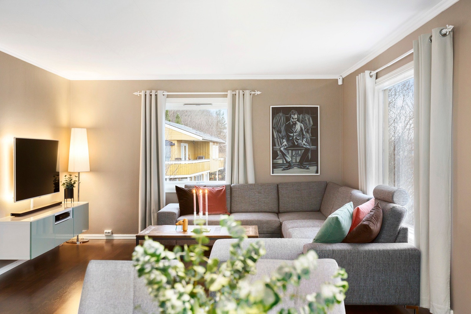 Innbydende stue med store vindusflater. Galleribilde