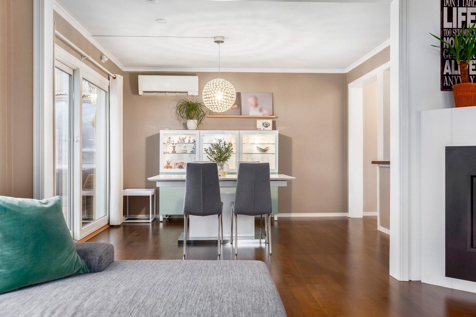 Romslig spisestue med passende plass til et skikkelig spisebord. Galleribilde