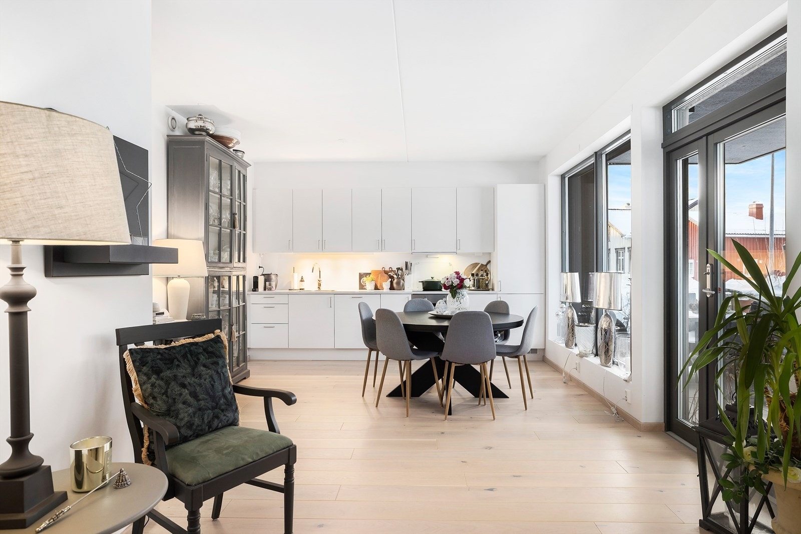 Utgang til vestvendt og usjenert terrasse Galleribilde