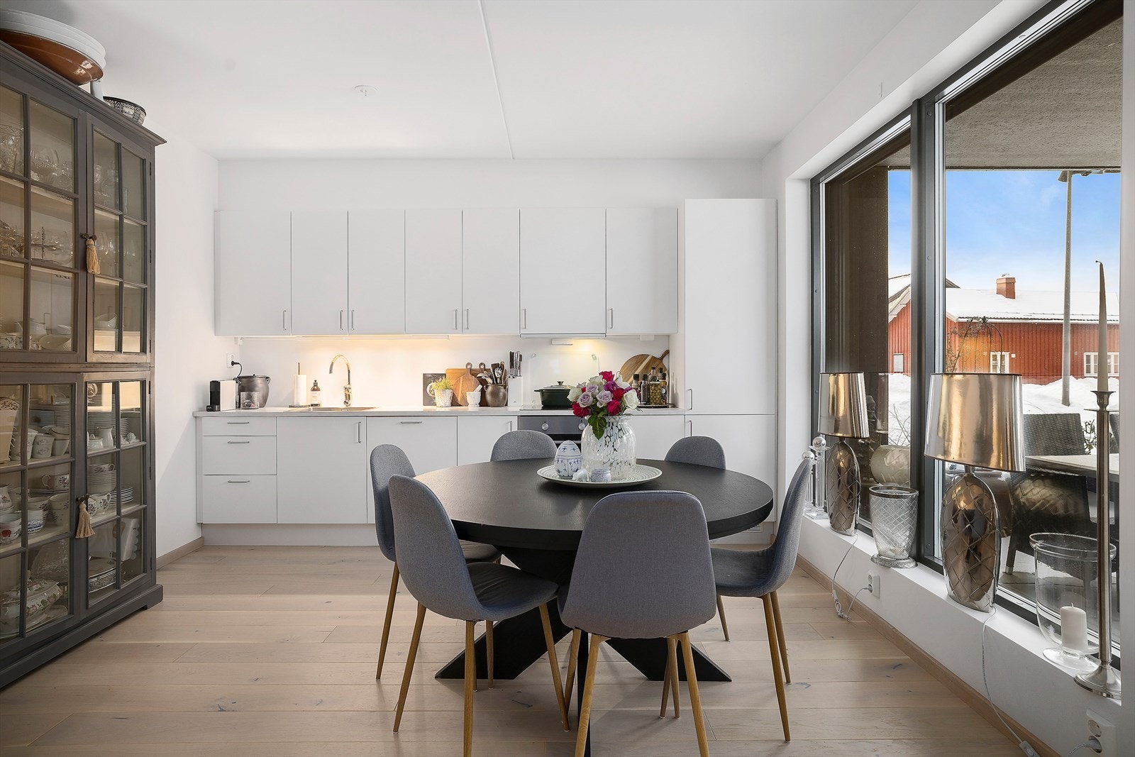 Integrert oppvaskmaskin, stekeovn, platetopp og kjøl/fryseskap. Galleribilde