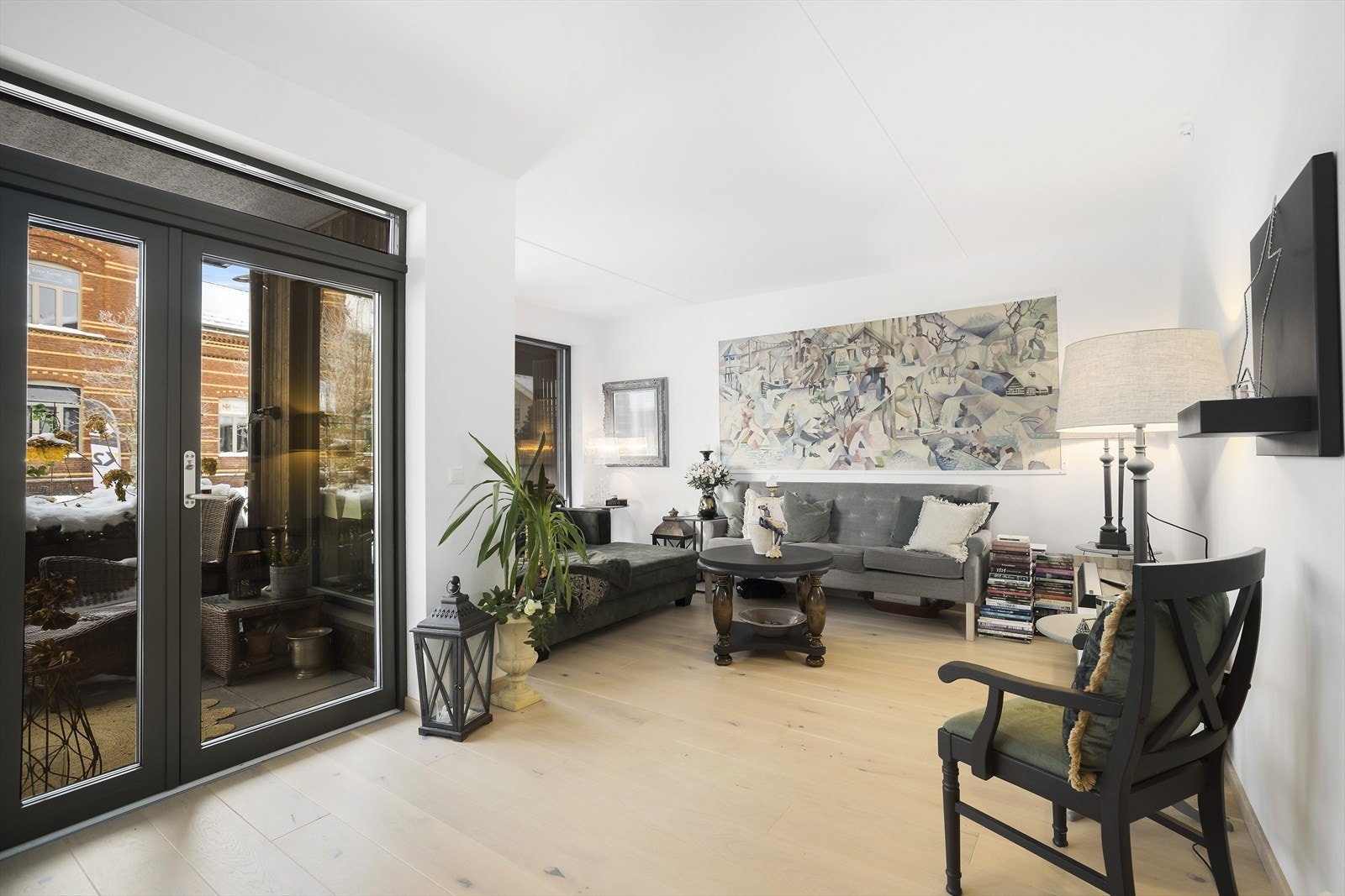 Lys og romslig stue og kjøkken i åpen løsning Galleribilde