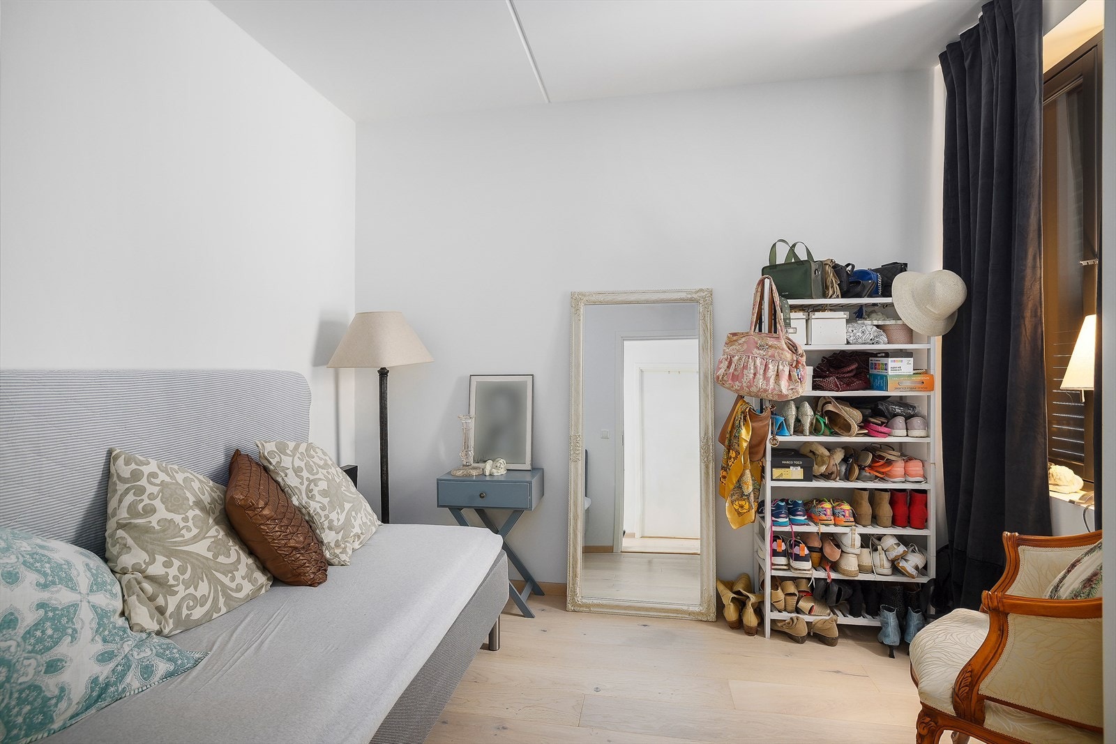 Soverom 2 har plass til seng og annet mindre møblement, og passer fint som barnerom/gjesterom Galleribilde