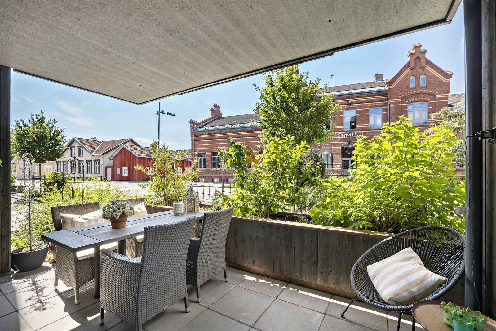 Terrasse med god plass til møblement Galleribilde