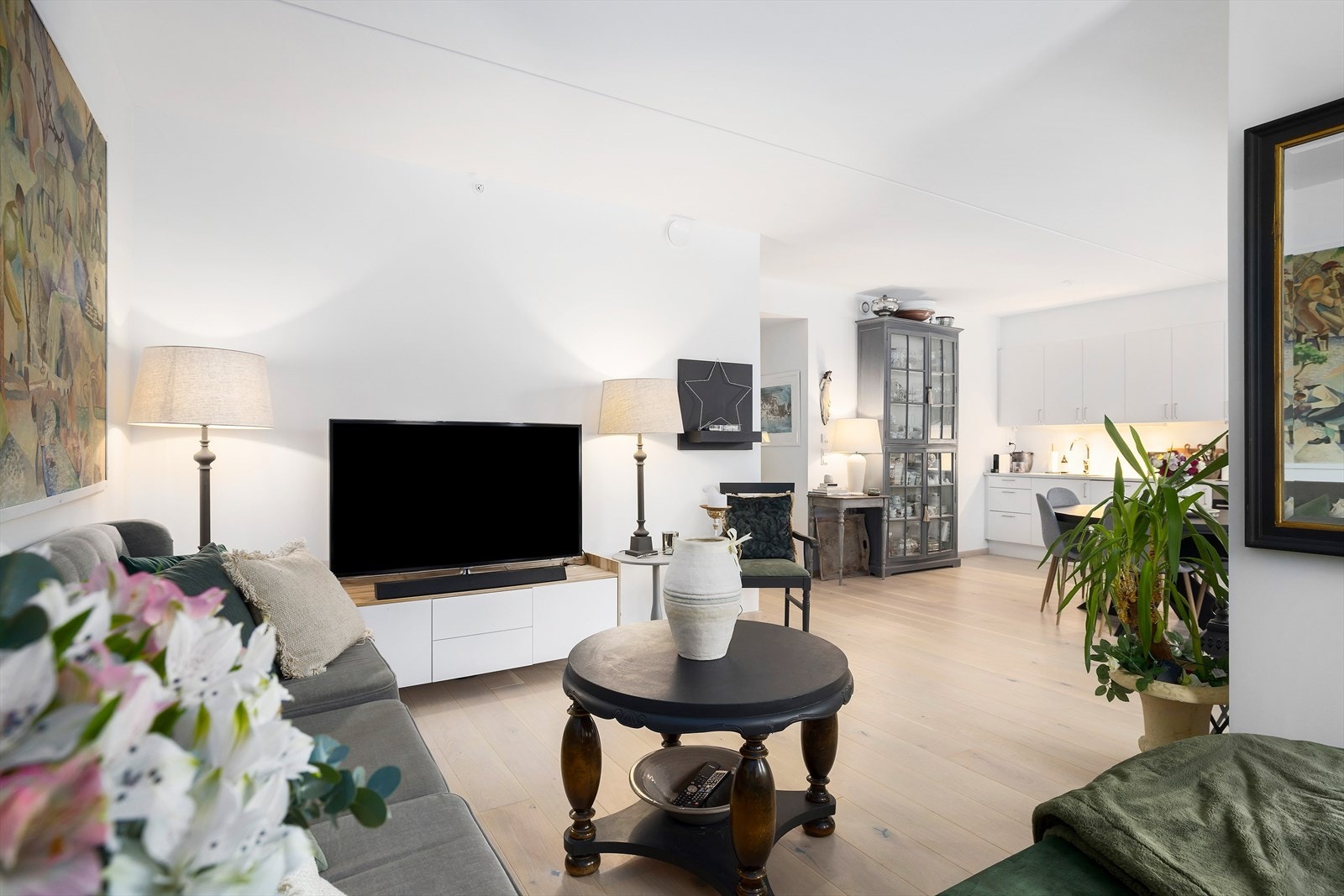 God plass til sofagruppe og tilhørende møblement Galleribilde