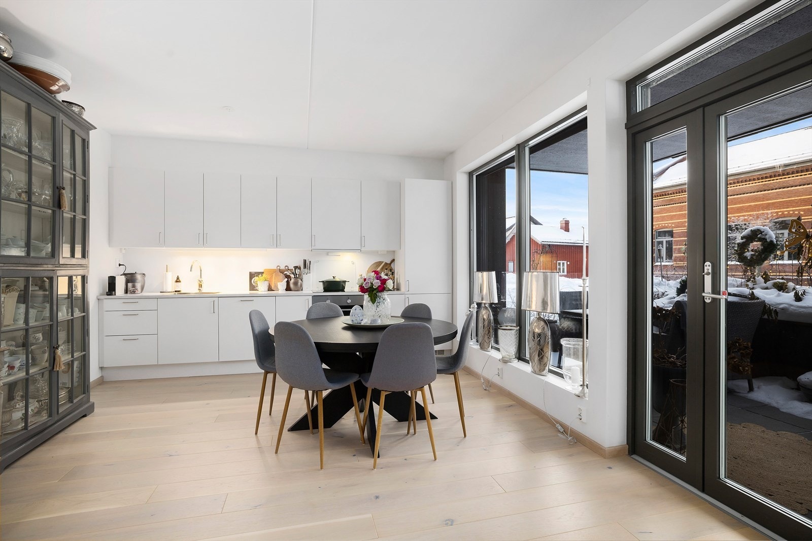 Spisestue i tilknytning til kjøkken Galleribilde