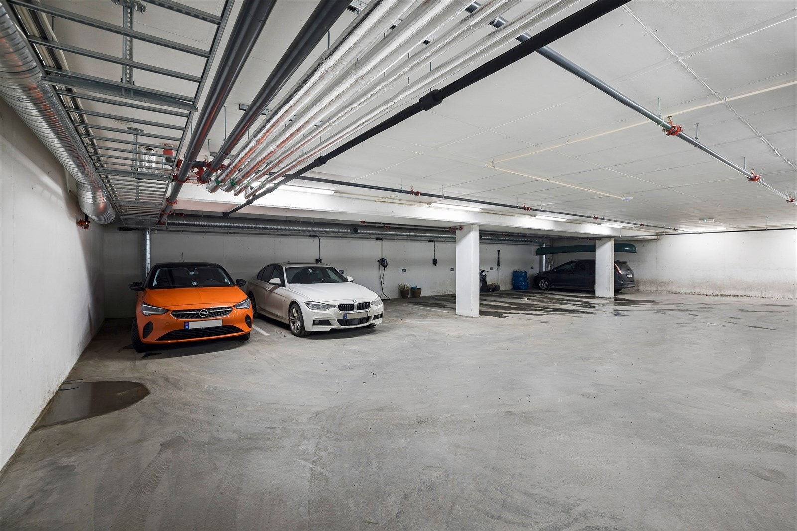 Parkering i felles garasjekjeller på nummerert oppstillingsplass. Plassen til venstre medfølger Galleribilde