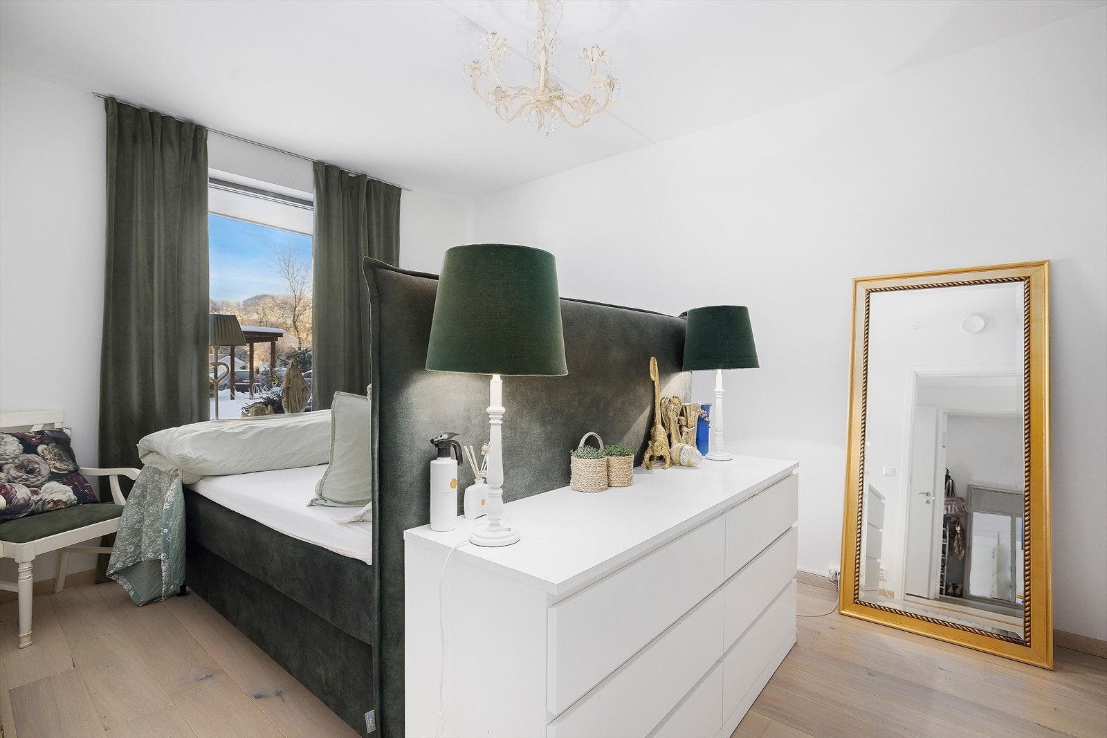 Hovedsoverommet er av god størrelse med plass til dobbeltseng og annet mindre møblement Galleribilde