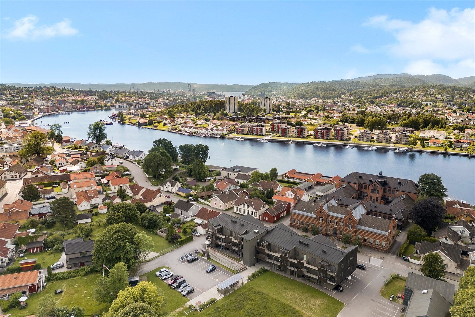 Byens sentrale forretningsgate og elvepromenaden går helt ned til kjøpesenteret Down Town. Gangavstand til populære Osebakkenstranda Galleribilde