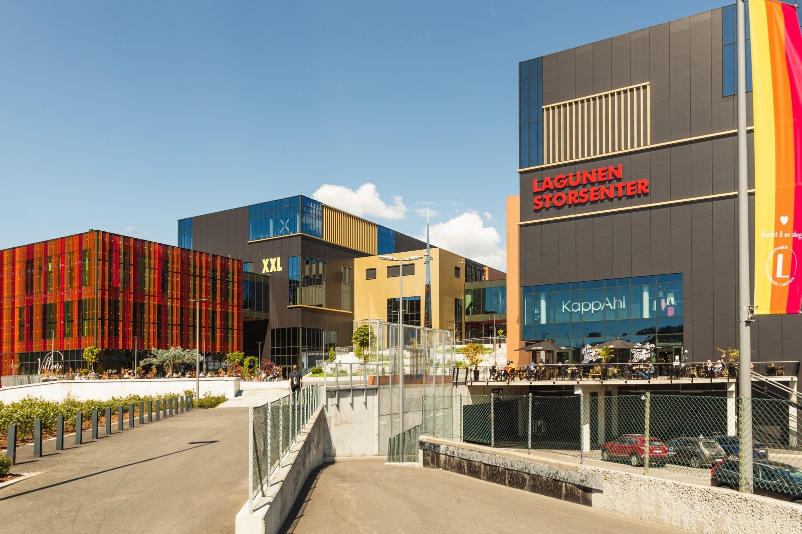 Kort vei til Lagunen som byr på et bredt utvalg av butikker, spisesteder og aktiviteter. Galleribilde