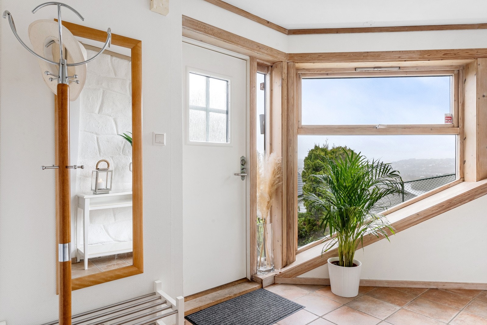 Utleiedelen består av gang, bad, kjøkken, stue og sovealkove. Galleribilde