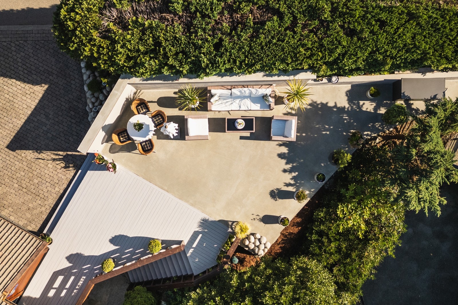 Det er opparbeidet med en nydelig terrasse platting i nivåer som inviterer til større sosiale sammenkomster og en egen del med betongdekke. Galleribilde