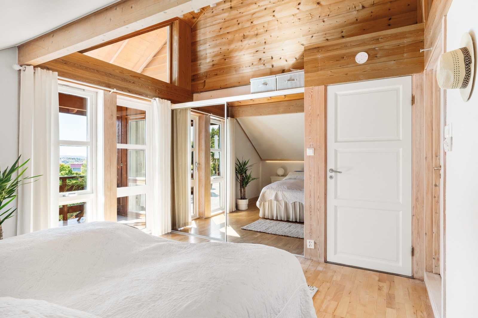 Det er også direkte utgang til terrassen fra hovedsoverommet. Galleribilde