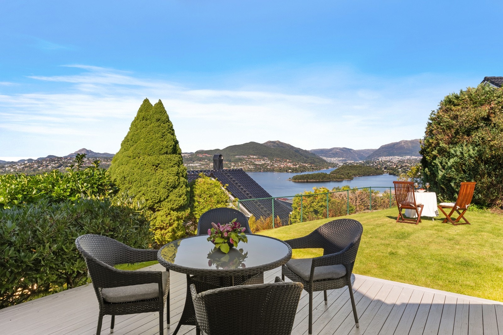 Ut fra stuen har man stor gressplen hvor man kan terpe på innsidepasninger, bygge snømann og løpe godt fra seg. Galleribilde