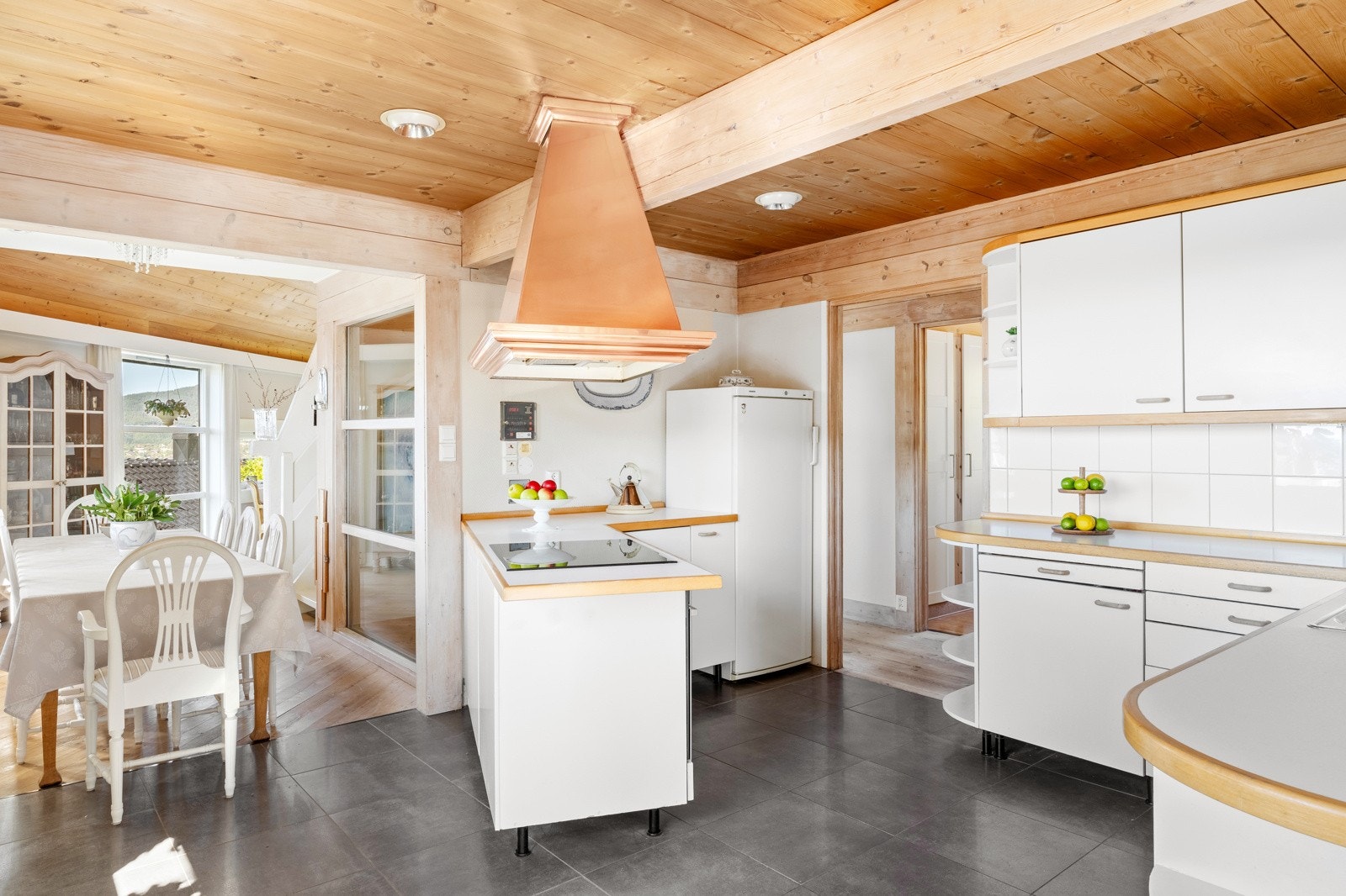 Det romslige kjøkkenet har fliser på gulvet og innredningen gir svært god skap-og benkeplass, som videre gjør det enkelt å holde det rent og ryddig. Galleribilde