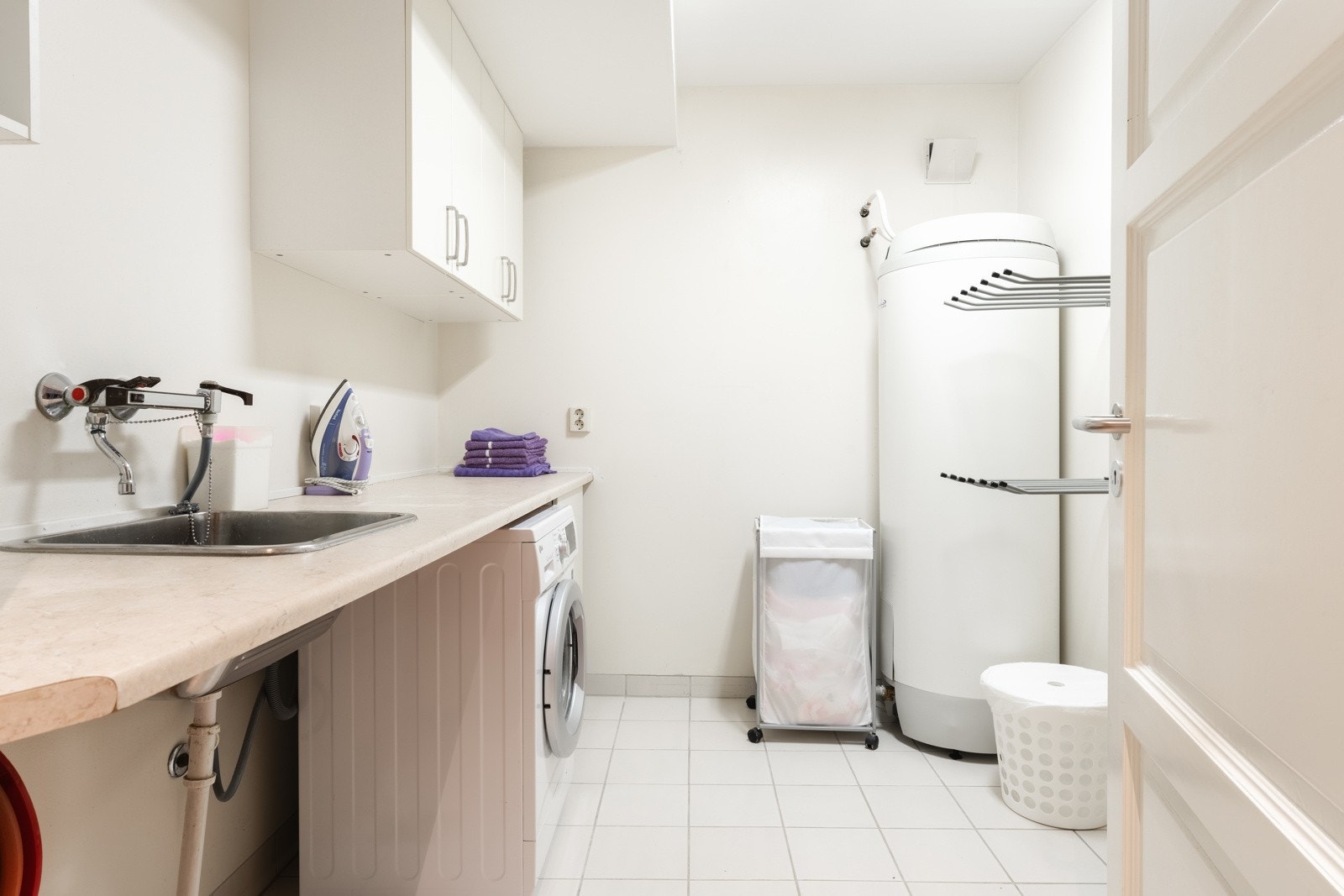 Boligens vaskerom med tilhørende bod. Galleribilde