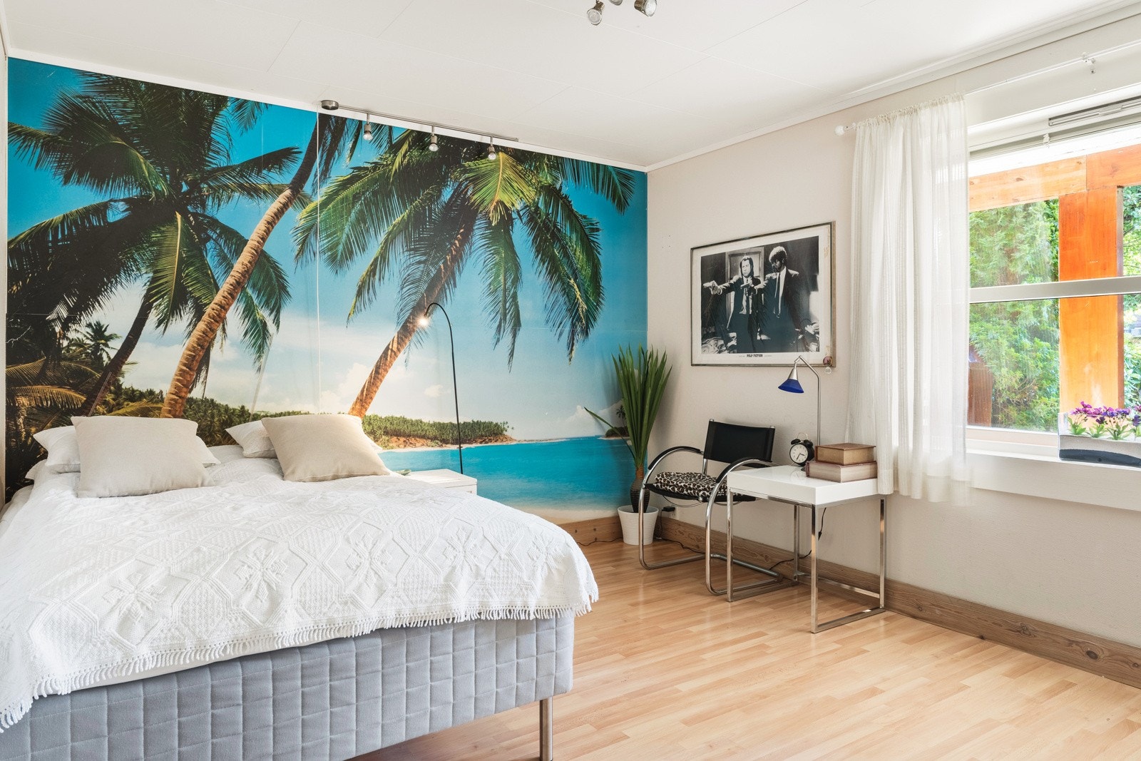 Underetasjen består av en super kjellerstue som i dag er brukt til utleie, bad, soverom, sovealkove, vaskerom og kjøkken. Galleribilde