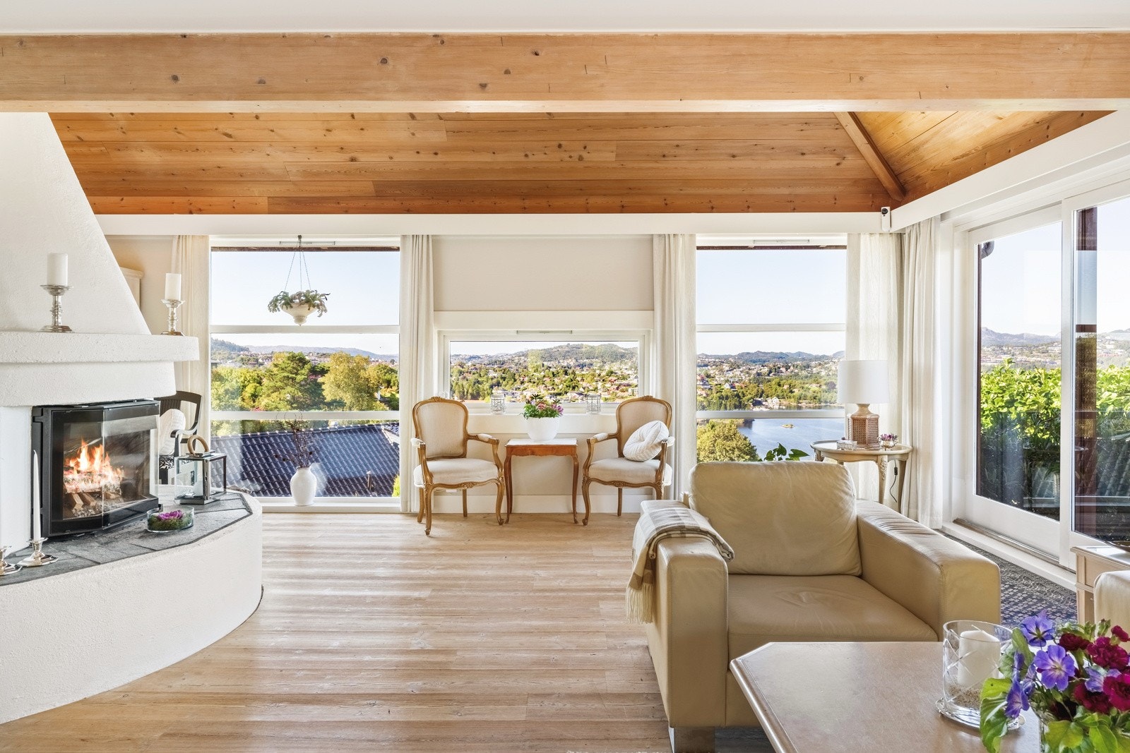 Boligen går over 3 plan og har noen fantastiske uteområder! Galleribilde