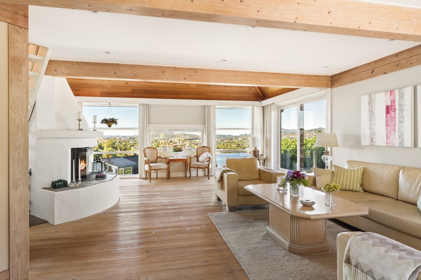 Det første du vil legge merke til når du kommer opp trappen til stuen, er de mange og store vindusflatene. Galleribilde