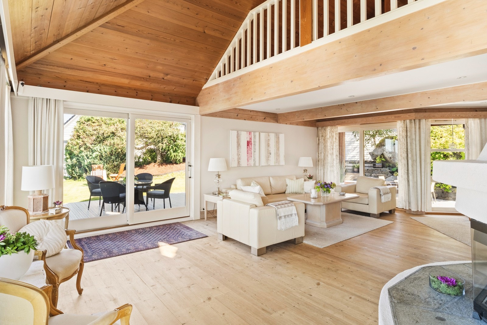 Rommets åpne og praktiske stue/kjøkken løsning er på 62 kvm, og er naturlig inndelt i flere soner. Galleribilde