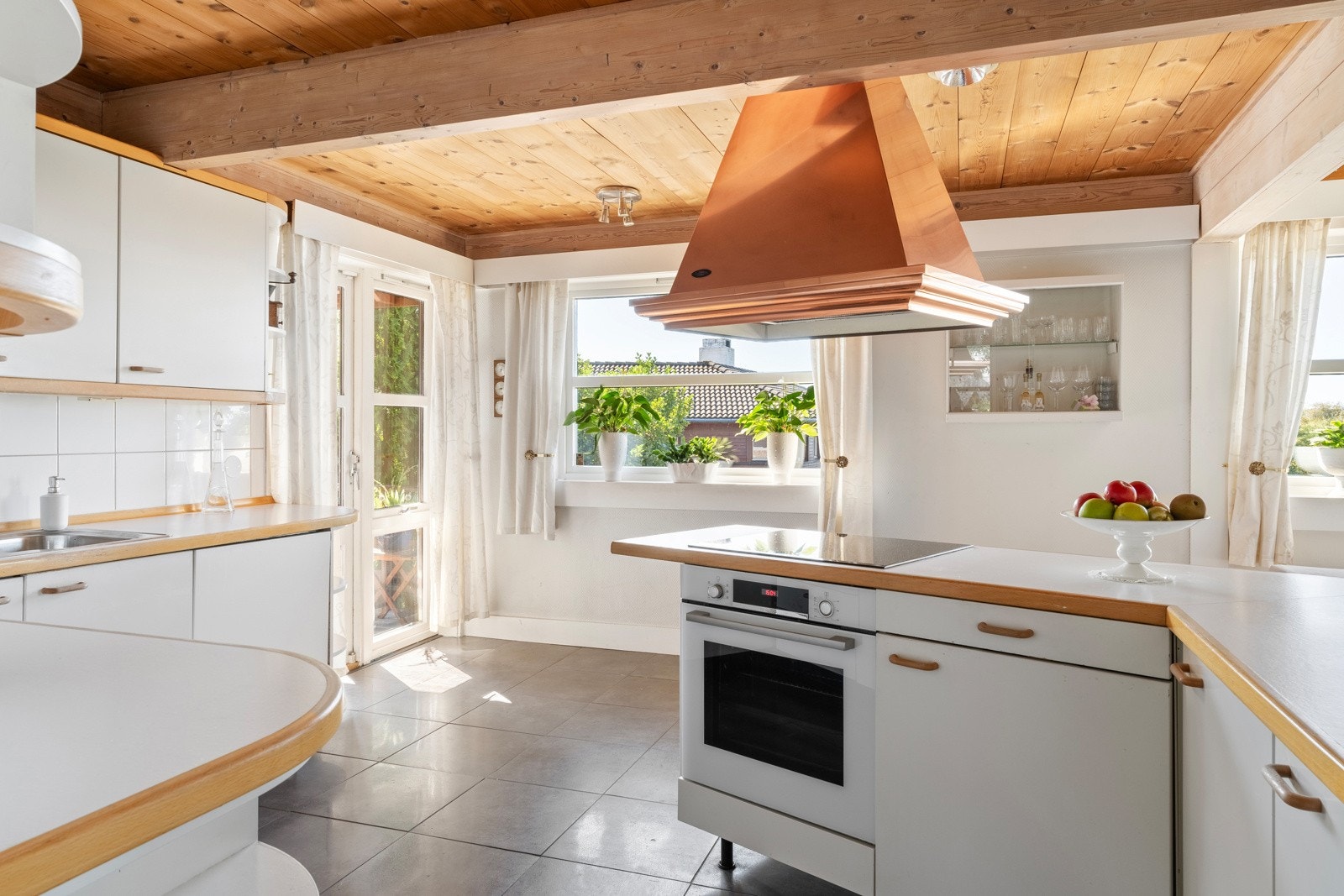 Kjøkkenet er utstyrt med integrert stekeovn, platetopp og oppvaskmaskin og Røroshetta i kobber. Kjøkkenet har direkte adkomst til hage. Galleribilde