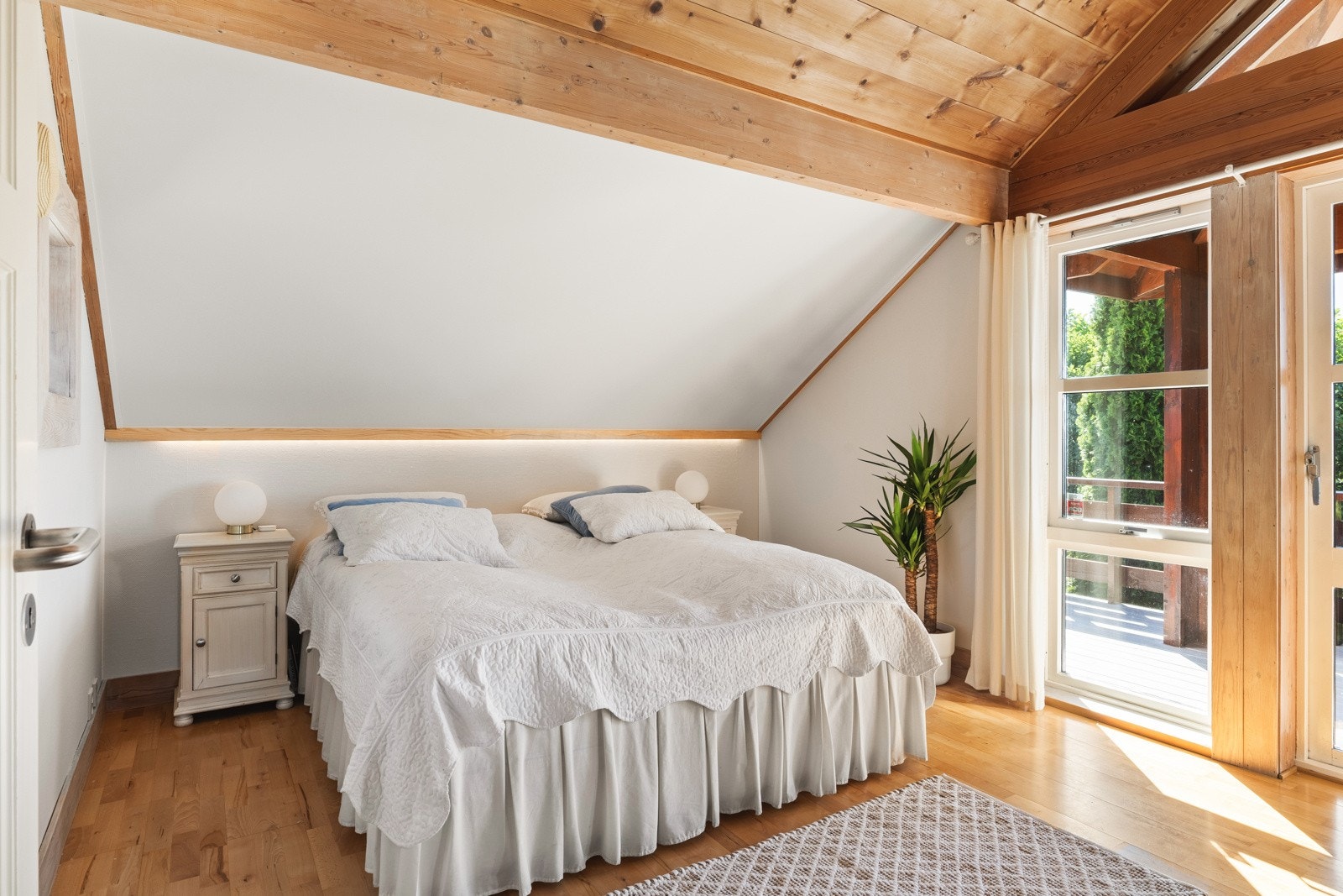 Hovedsoverommet befinner seg i hovedetasjen og har direkte tilkomst til og fra etasjens bad. Galleribilde