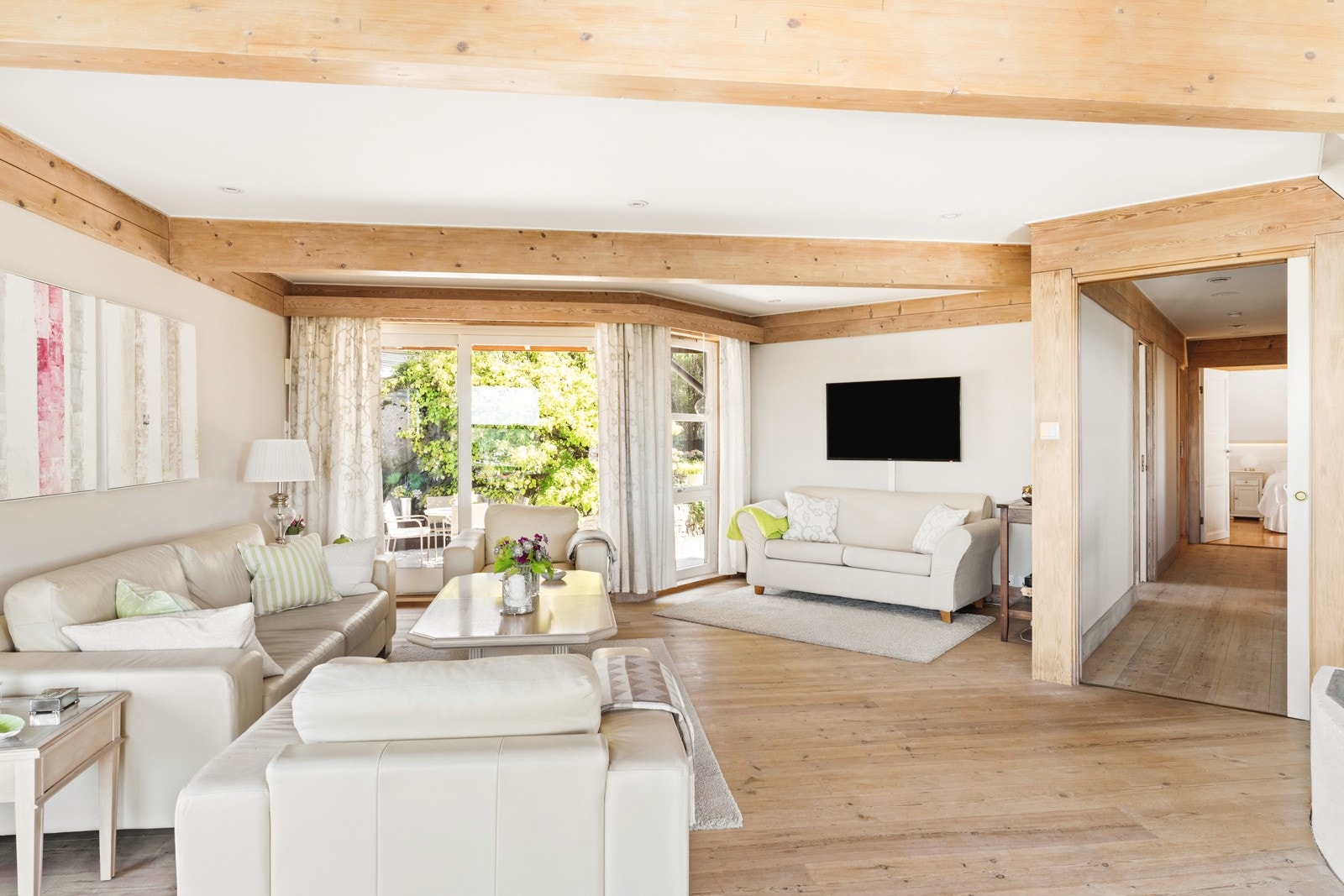 Man har en koselig spisestue med god plass til spisebord/langbord mot kjøkkendelen, og tv-stue/mediasone i motsatt enden. Galleribilde