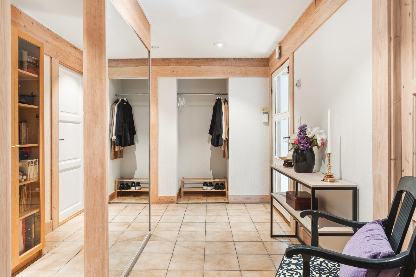 Inngangspartiet er flislagt med varmekabler samt innredet med en stor og funksjonell garderobe. Galleribilde