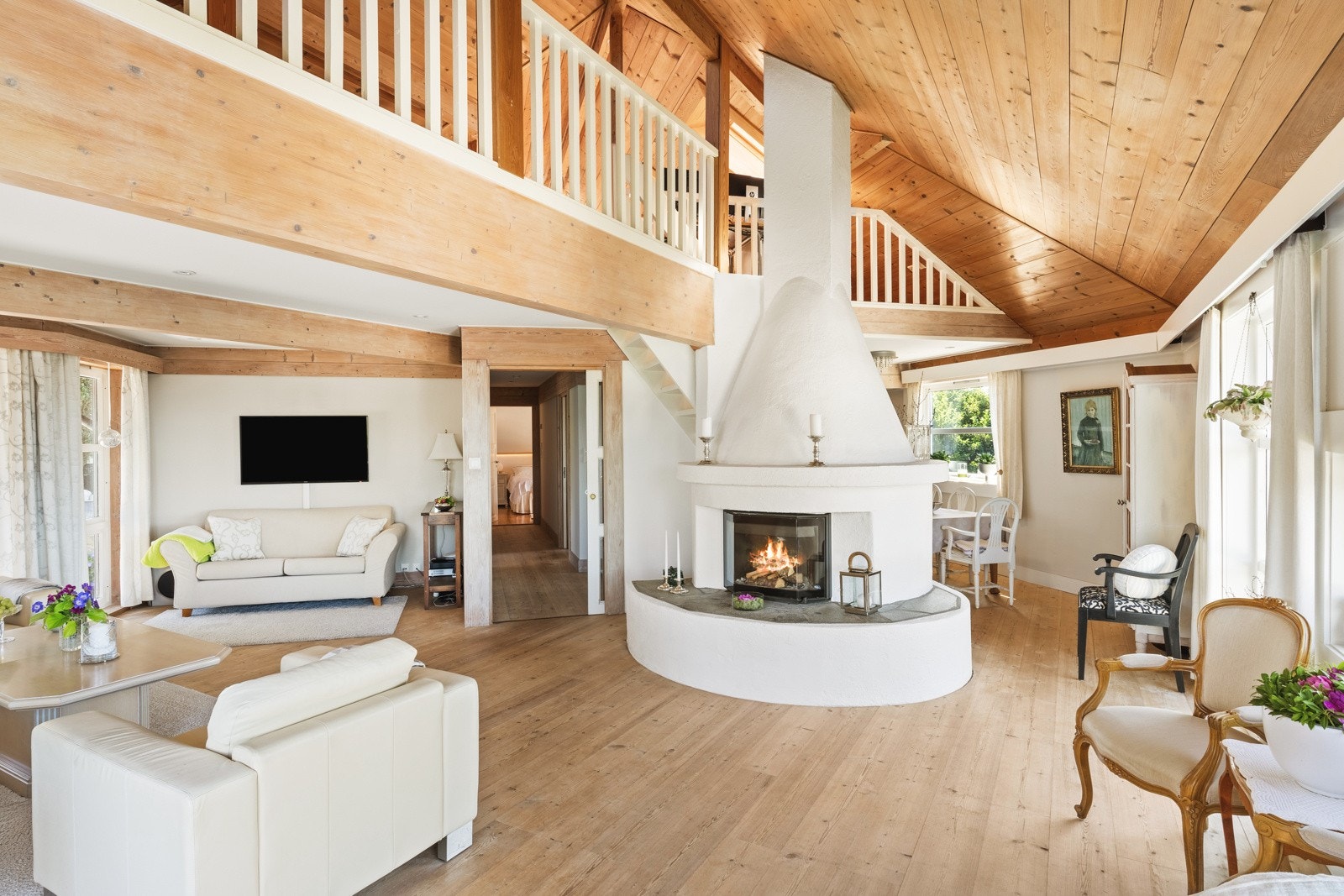 Her finner du også en åpen og lekker peis som varmer godt på kalde vinterkvelder. Galleribilde