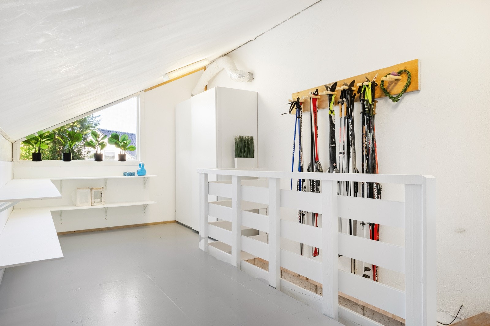 Oppbevaringsplass og trapp ned til garasjen. Galleribilde