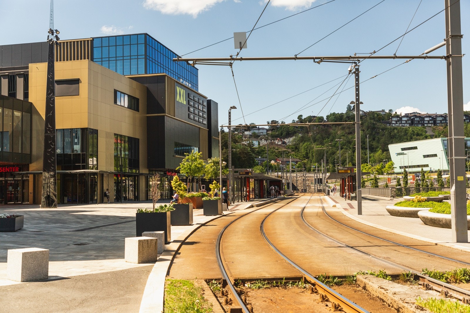 Her finner du også bybanen som tar deg mot sentrum eller Flesland. Nærmeste Bybanestopp er Råstølen ca. 8 min gange fra boligen. Galleribilde