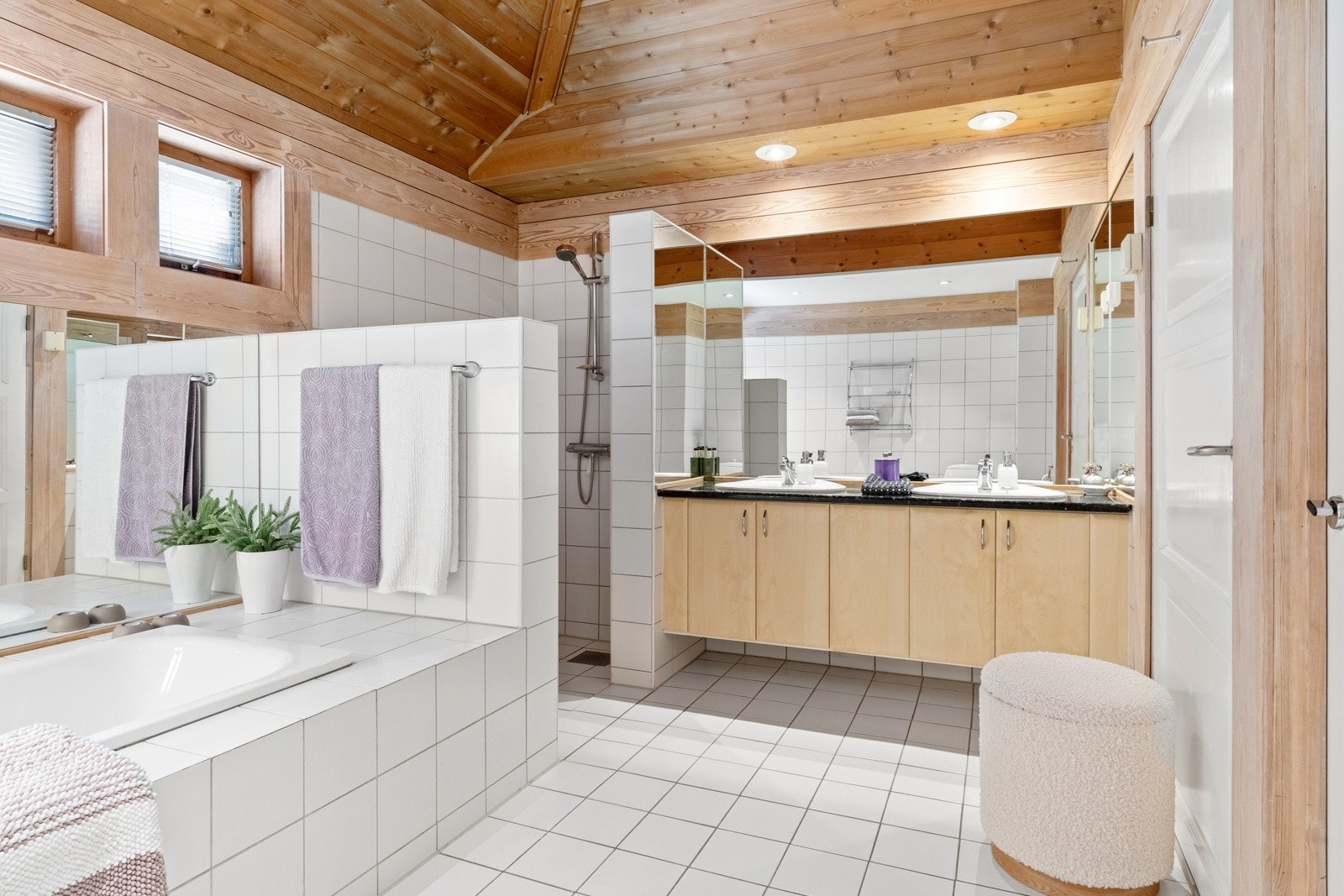 Badet i hovedetasjen ligger praktisk til med enkel tilkomst fra gang og soverom. Galleribilde