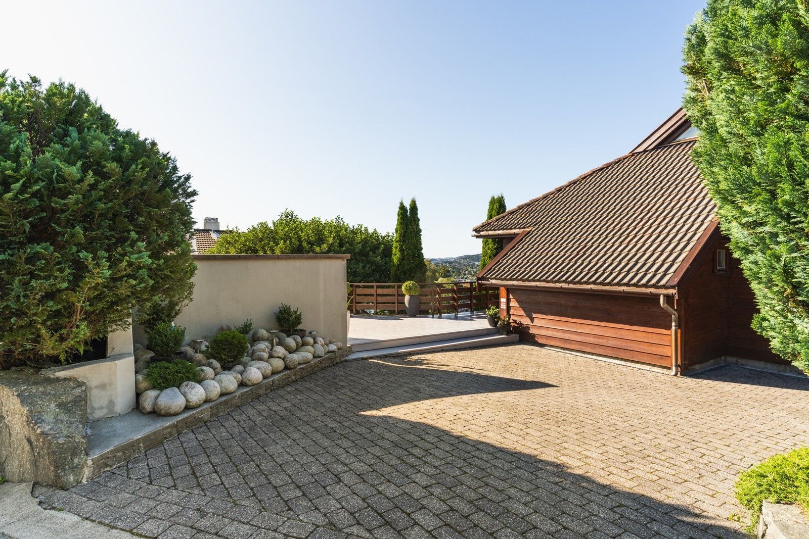 Det er mulighet for parkering for flere biler på oversiden med tilkomst fra Nordåshøgda. Her er direkte adkomst til kjøkkenet for av- og pålessing. Galleribilde